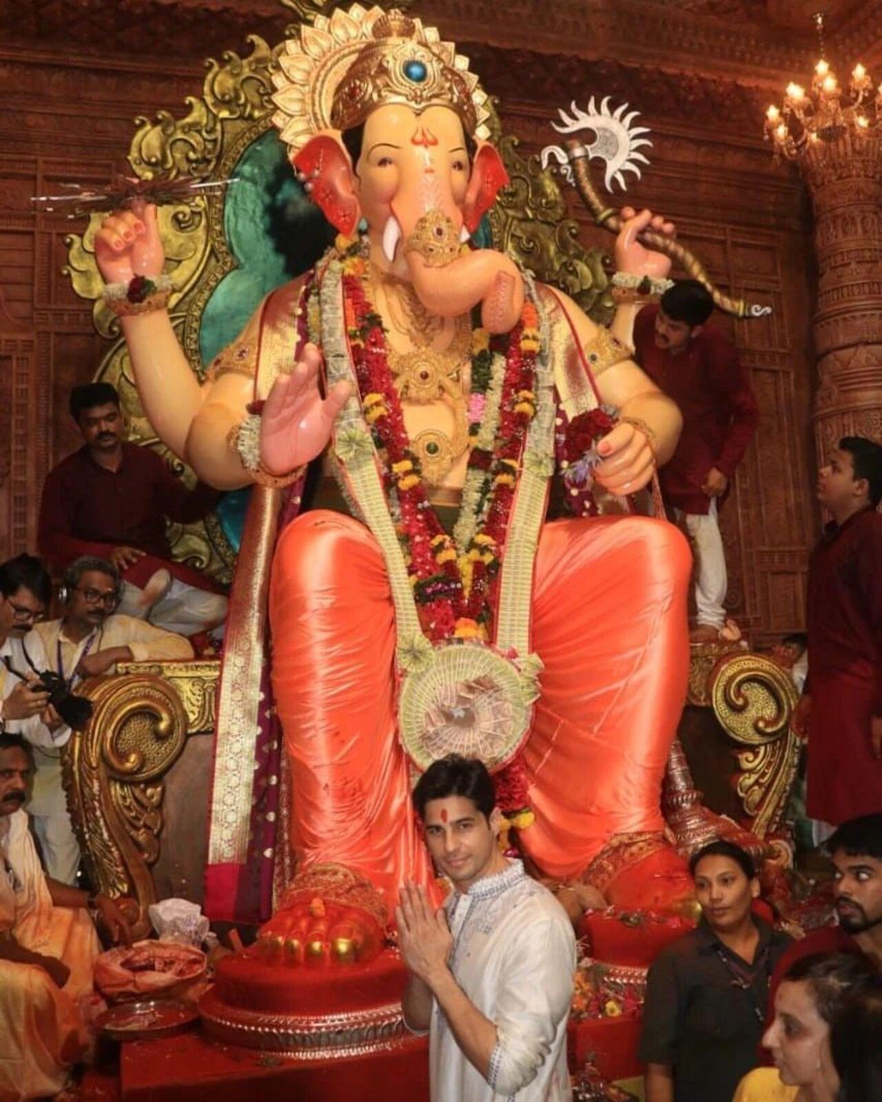 Sidharth Malhotra visited Lalbaugcha Raja with his mother in 2022. The actor sought blessings of the lord at the pandal